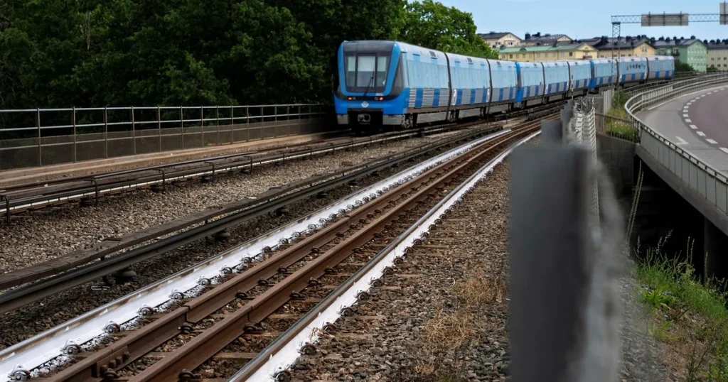 Därför målar SL rälsen vit: ”Minskar risk”