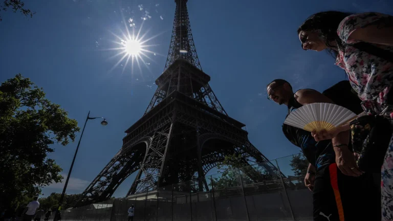 Överdödlighet mer än fördubblas i Paris under Frankrikes rekordvärmebölja
