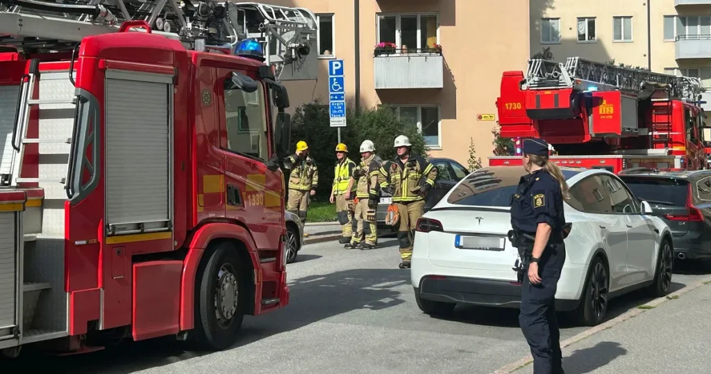 En skadad i batteriexplosion på Kungsholmen: ”Regnade glas”