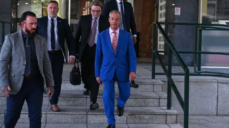Man gripen för dödshot mot Nigel Farage på sociala medier