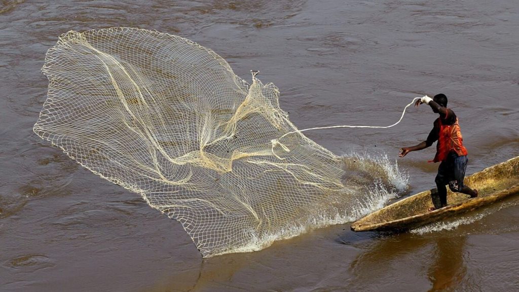 Att fiska plast i Kongofloden visar sig vara mer lönsamt än att fånga fisk