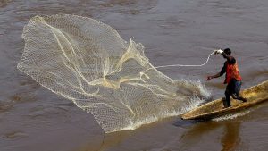 Att fiska plast i Kongofloden visar sig vara mer lönsamt än att fånga fisk