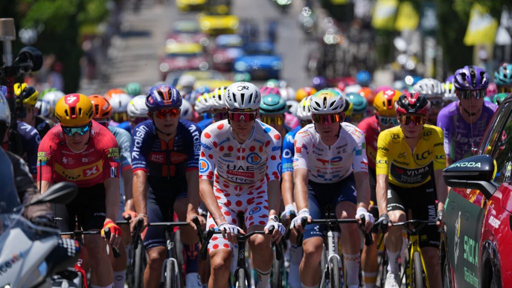 Skogsbrand hotar tredje etappen av Tour de France