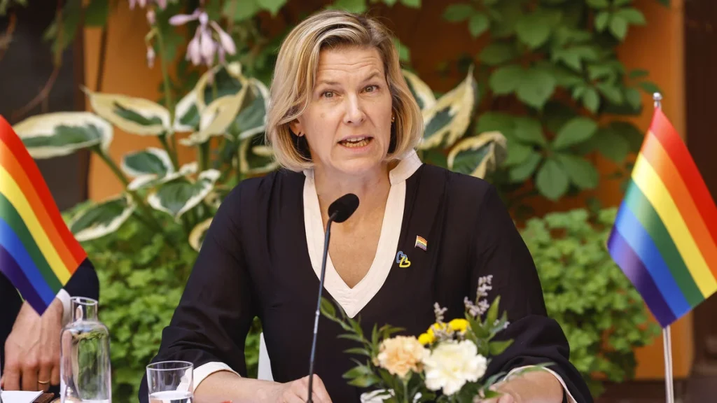 Sverige att utreda ökande fientlighet mot HBTQI-studenter
Or alternatively:
Sverige ska utreda ökande fientlighet mot HBTQI-studenter
(The second version with ”ska” is more natural and commonly used in Swedish news headlines)