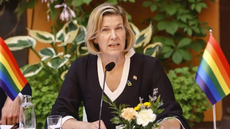 Sverige att utreda ökande fientlighet mot HBTQI-studenter
Or alternatively:
Sverige ska utreda ökande fientlighet mot HBTQI-studenter
(The second version with ”ska” is more natural and commonly used in Swedish news headlines)