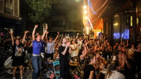 Lugn natt i Paris efter Frankrikes kvartsfinal, oroligheter i London och på andra håll i Europa