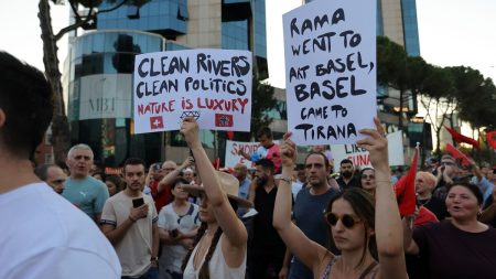 Albaner demonstrerar mot Trumpfamiljens stödda resortplan i Tirana