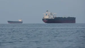 USA genomför nya attacker mot militära mål i Iran mitt i spänningar i Hormuzsundet