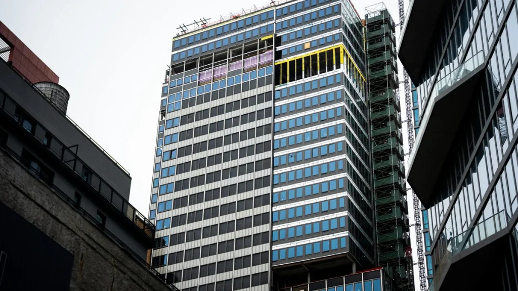 Skyskrapa på Midtown Manhattan evakuerad efter strukturskador väcker farhågor om kollaps