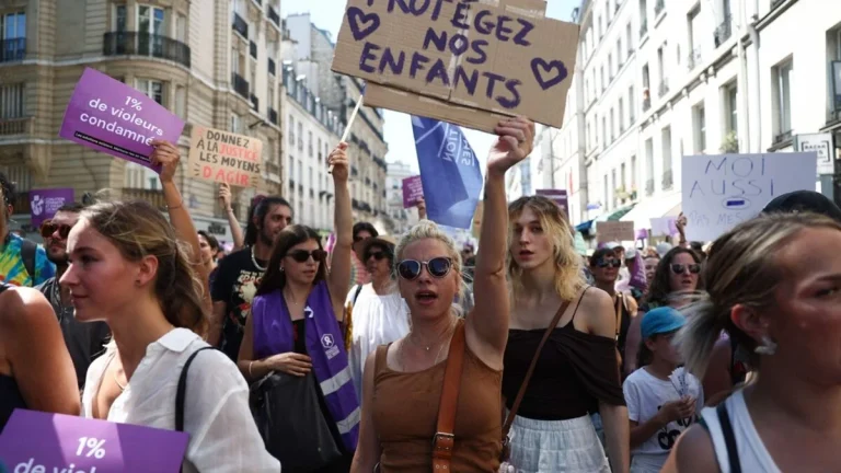 Tiotusentals protesterar mot sexuellt våld mot barn över hela Frankrike