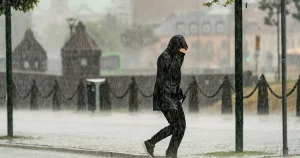 SMHI varnar för skyfall och åska – tåg ställs in