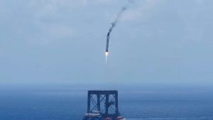 China fångar raketmodul i havet i banbrytande bärgning, utmanar amerikanska rymdrivaler