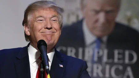 Trump säger att han vanligtvis läser om sig själv i tidningar, inte i böcker