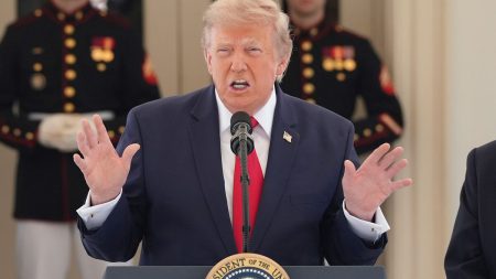 Trump varnar Iran för kraftfulla attacker i natt och på tisdag
