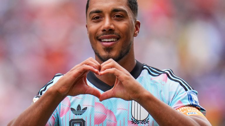 Youri Tielemans ansluter till Manchester United på femårskontrakt