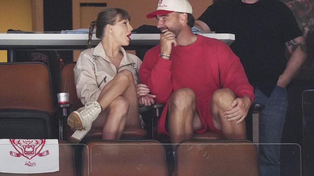 Reports säger att Taylor Swift och Travis Kelce hade bröllopsmiddagsrepetition i New York
Or a more natural Swedish phrasing:
Rapporter: Taylor Swift och Travis Kelce höll bröllopsmiddagsrepetition i New York