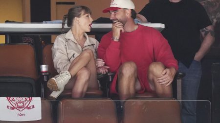 Reports säger att Taylor Swift och Travis Kelce hade bröllopsmiddagsrepetition i New York
Or a more natural Swedish phrasing:
Rapporter: Taylor Swift och Travis Kelce höll bröllopsmiddagsrepetition i New York