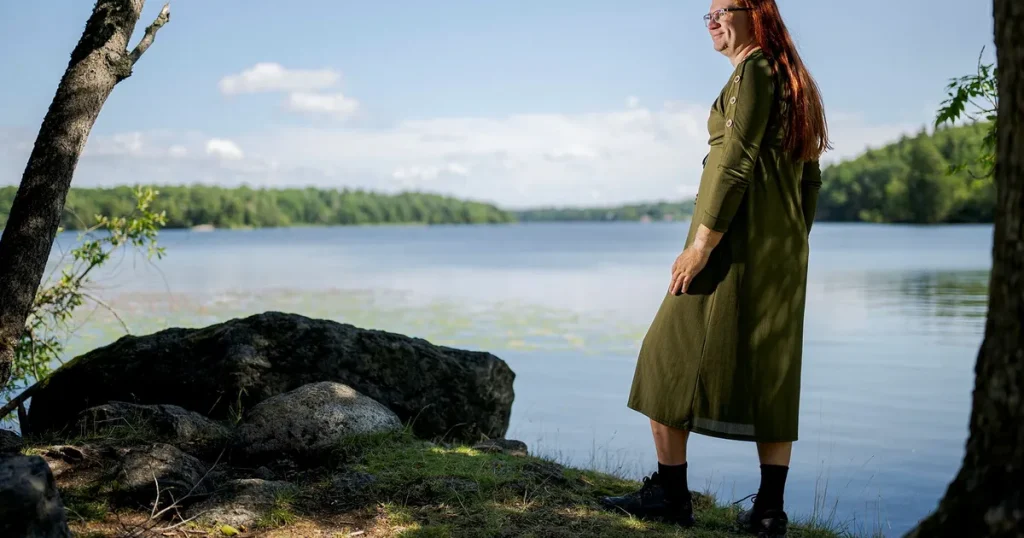 Hatstorm när Henrik Juhlin (C) uppträder i klänning