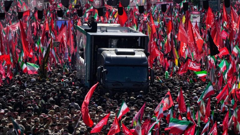 Folkmassor i Teheran tar farväl av Khamenei när sörjande kräver hämnd