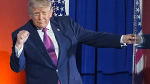 Trump säger att den amerikanska identiteten är under attack i tal vid Mount Rushmore