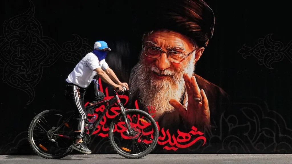 Khameneis begravning inleds officiellt i Teheran när tusentals samlas