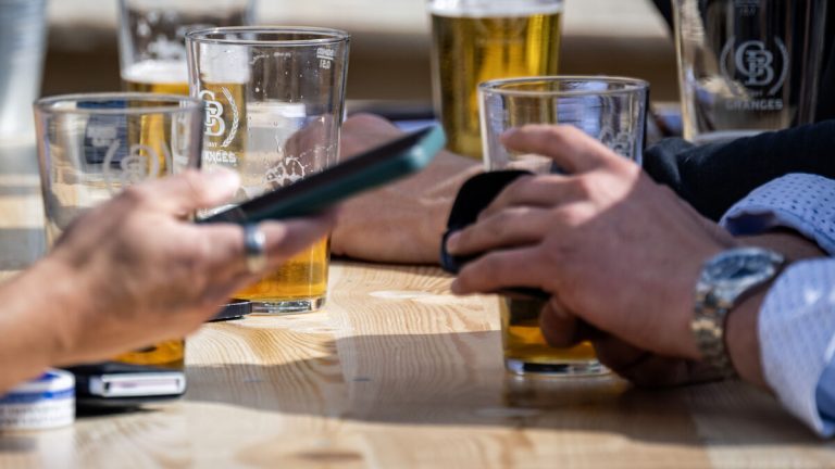 Fyra partier vill göra Stockholms förlängda alkoholserveringstider permanenta