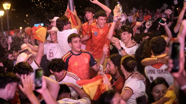 Spanien firar hemma efter VM-semifinalseger mot Frankrike