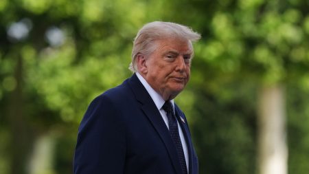 Trump förnyar krav på Grönland, säger att Danmark inte investerar tillräckligt