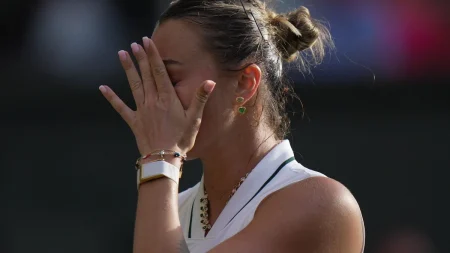 Naomi Osaka slår ut världsettan Aryna Sabalenka från Wimbledon