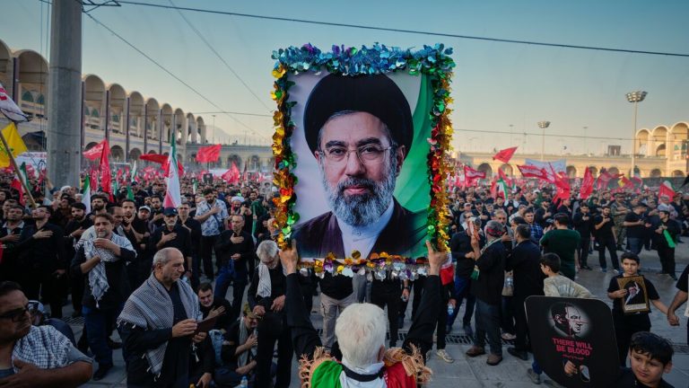 Mojtaba Khamenei lovar hämnas sin fars död