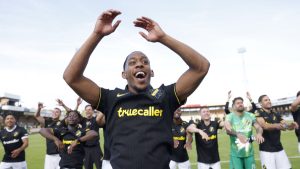 Victor Andersson och Adrian Helm skjuter AIK till 2-1-seger över Mjällby