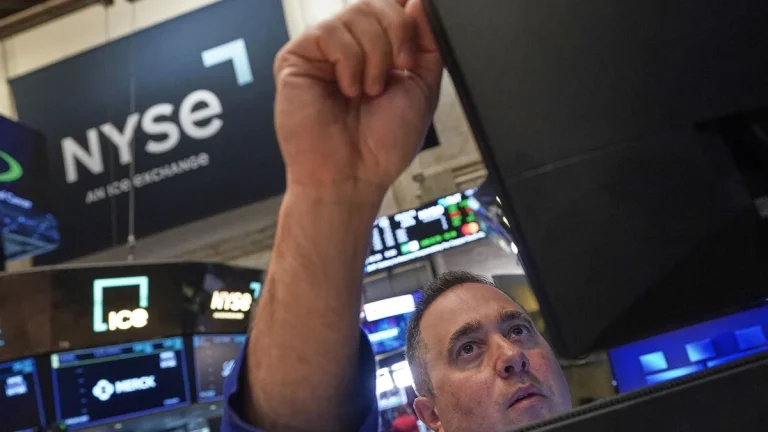 Chip-aktier leder uppgången när Wall Street återhämtar sig