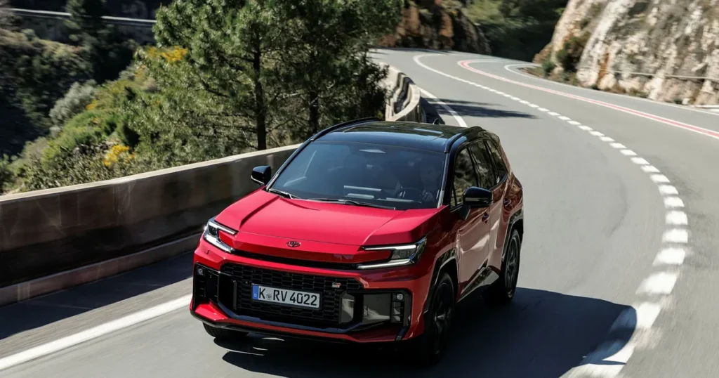 RAV4 tar stora kliv – främst som laddhybrid