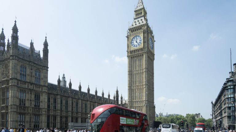 Storbritanniens ekonomi växer 0,1% i maj, bättre än väntat