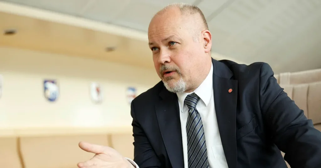 S om Kvarnström: Pinsamt – kräver utredning