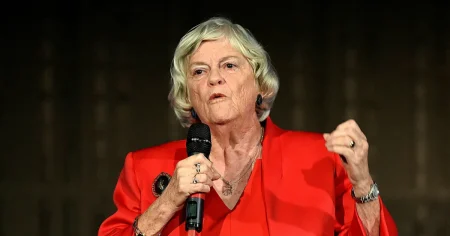 Brittisk ex-minister misstänkt mördad – man gripen