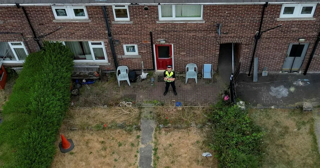 Mordmisstänkt sågs lämna sitt hus med träpåle