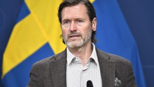 Liberalerna kräver riksdagsdebatt efter Vänsterpartiets Pride-slogan om polisen