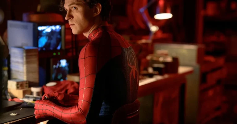 Tom Holland svingar sig smidigt genom staden men river inte stället i senaste ”Spider-Man”