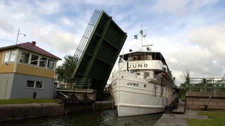 Kanalbåten Juno på grund utanför Trosa, 50 ombord