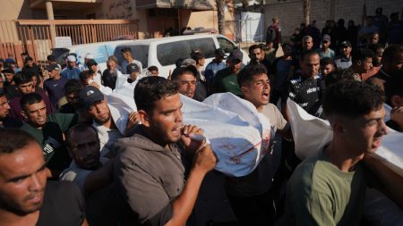 Minst 8 dödade i israeliska attacker över hela Gaza, säger civilförsvaret