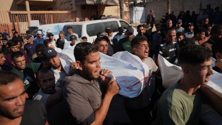 Minst 8 dödade i israeliska attacker över hela Gaza, säger civilförsvaret