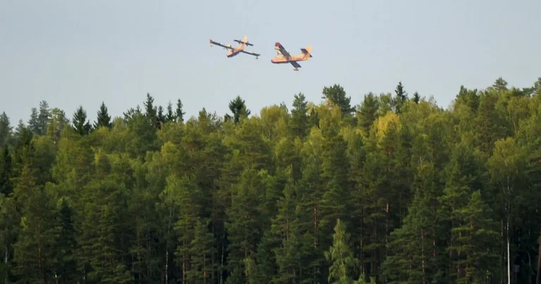 Flera skogsbränder i Västmanland – har vattenbombats