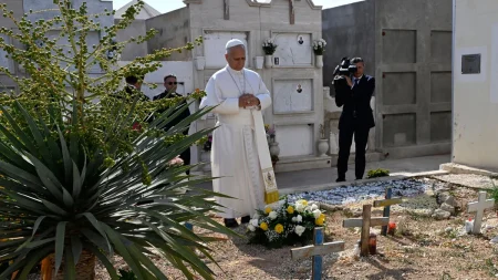 Påve Leo XIV hedrar migranter vid besök på Lampedusa den 4 juli
