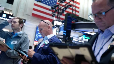 Wall Street faller när oro över övervärderade AI-aktier återvänder