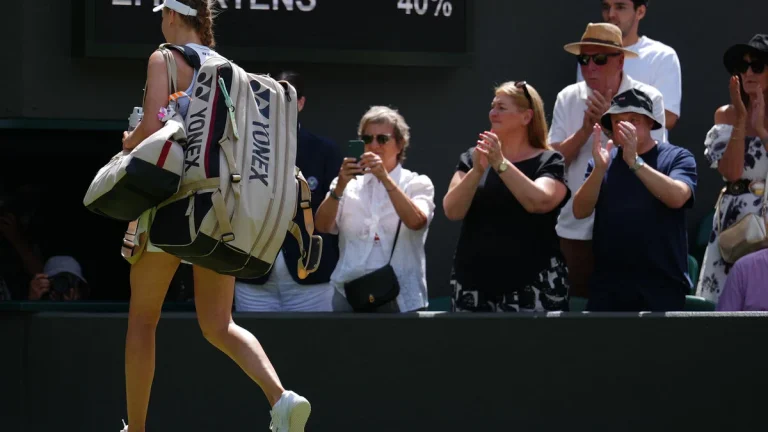 Världstvåan Jelena Rybakina utslagen från Wimbledon av Elise Mertens