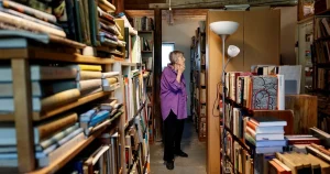 90-åriga IngaLill skänker bort 25 000 böcker: ”De måste ta rubbet”