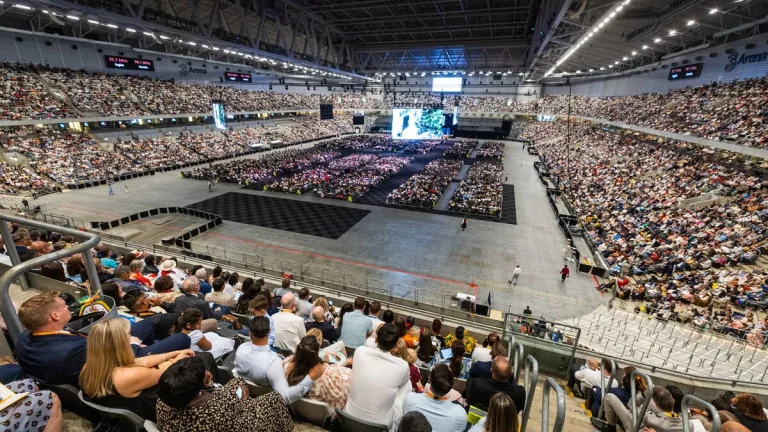Över 30 000 Jehovas vittnen samlas i Stockholm medan tidigare medlemmar protesterar utanför
