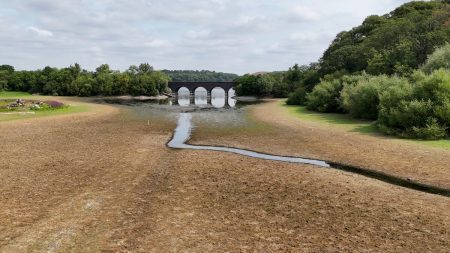 Storbritannien står inför den torraste juli på 190 år mitt i värmebölja, säger Met Office