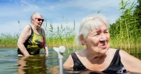 Här tar de äldre ett svalkande dopp under värmen
